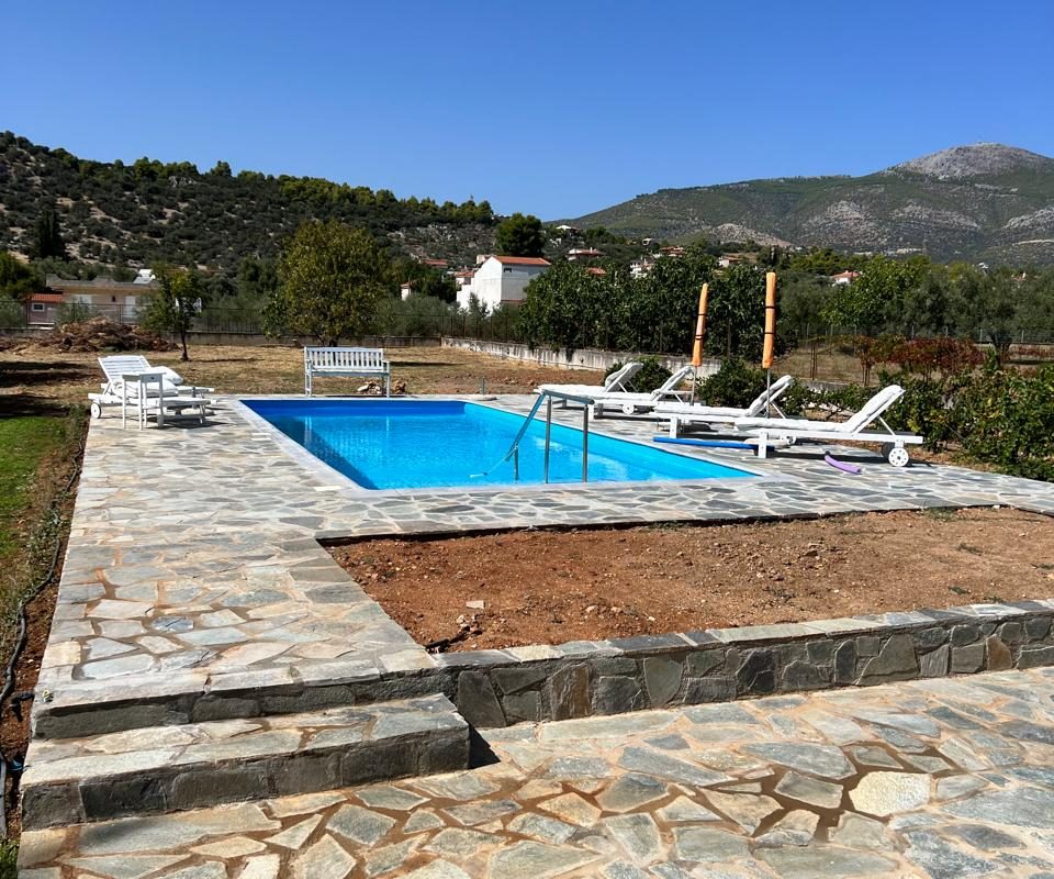 ΠΙΣΙΝΑ ΜΕ ΠΕΤΡΑ ΚΑΡΥΣΤΟΥ