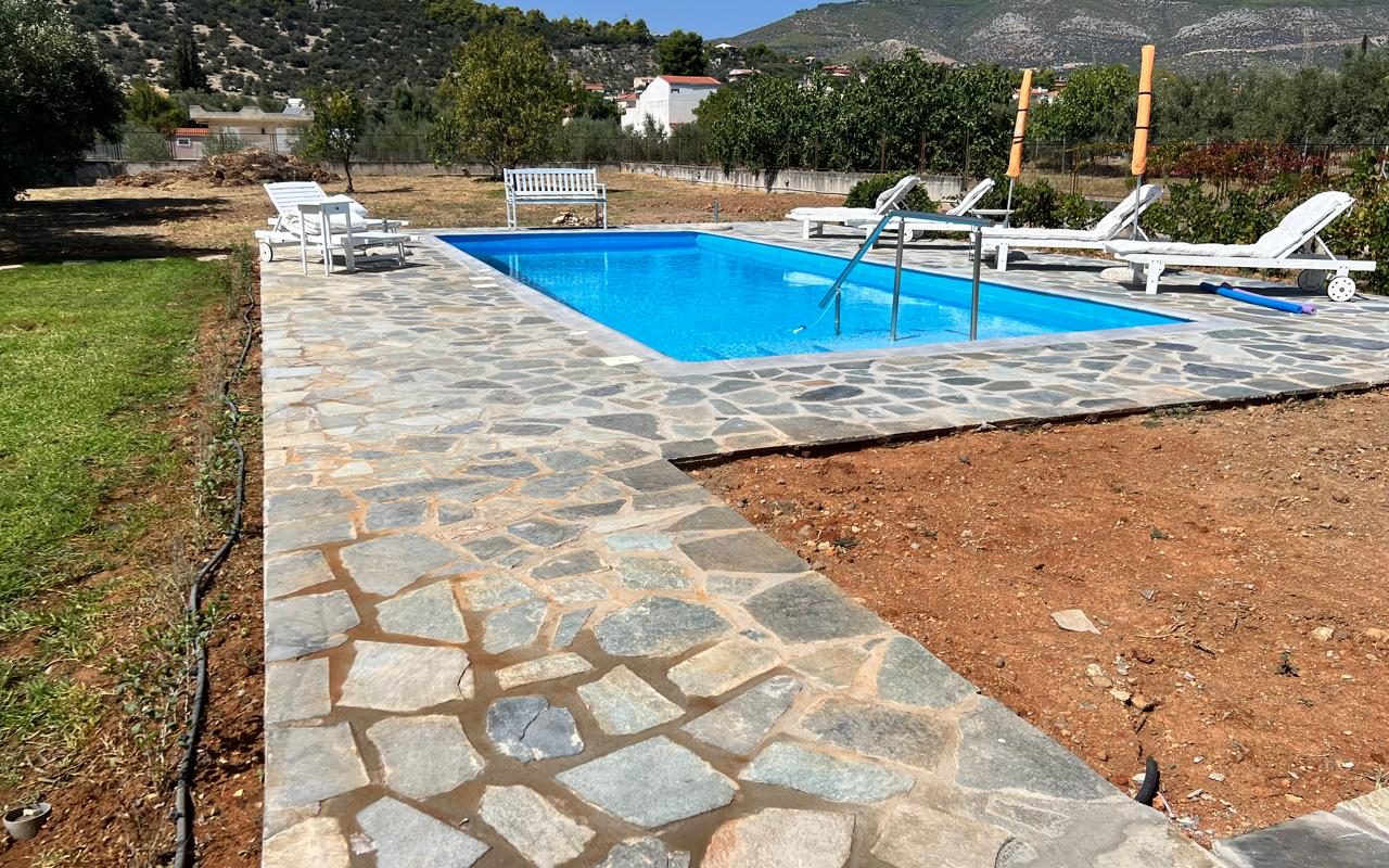 ΠΙΣΙΝΑ ΜΕ ΠΕΤΡΑ ΚΑΡΥΣΤΟΥ