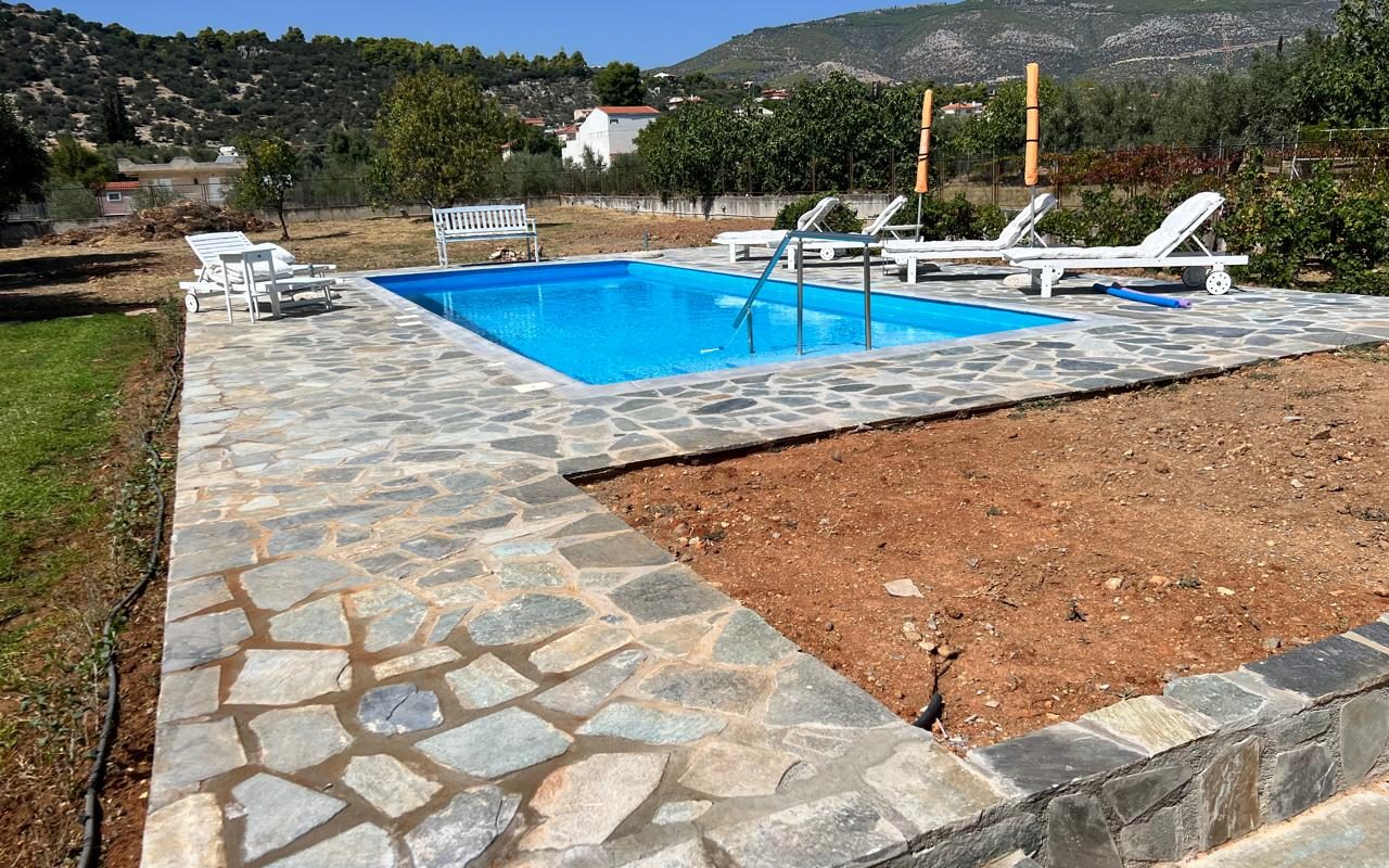 ΠΙΣΙΝΑ ΜΕ ΠΕΤΡΑ ΚΑΡΥΣΤΟΥ
