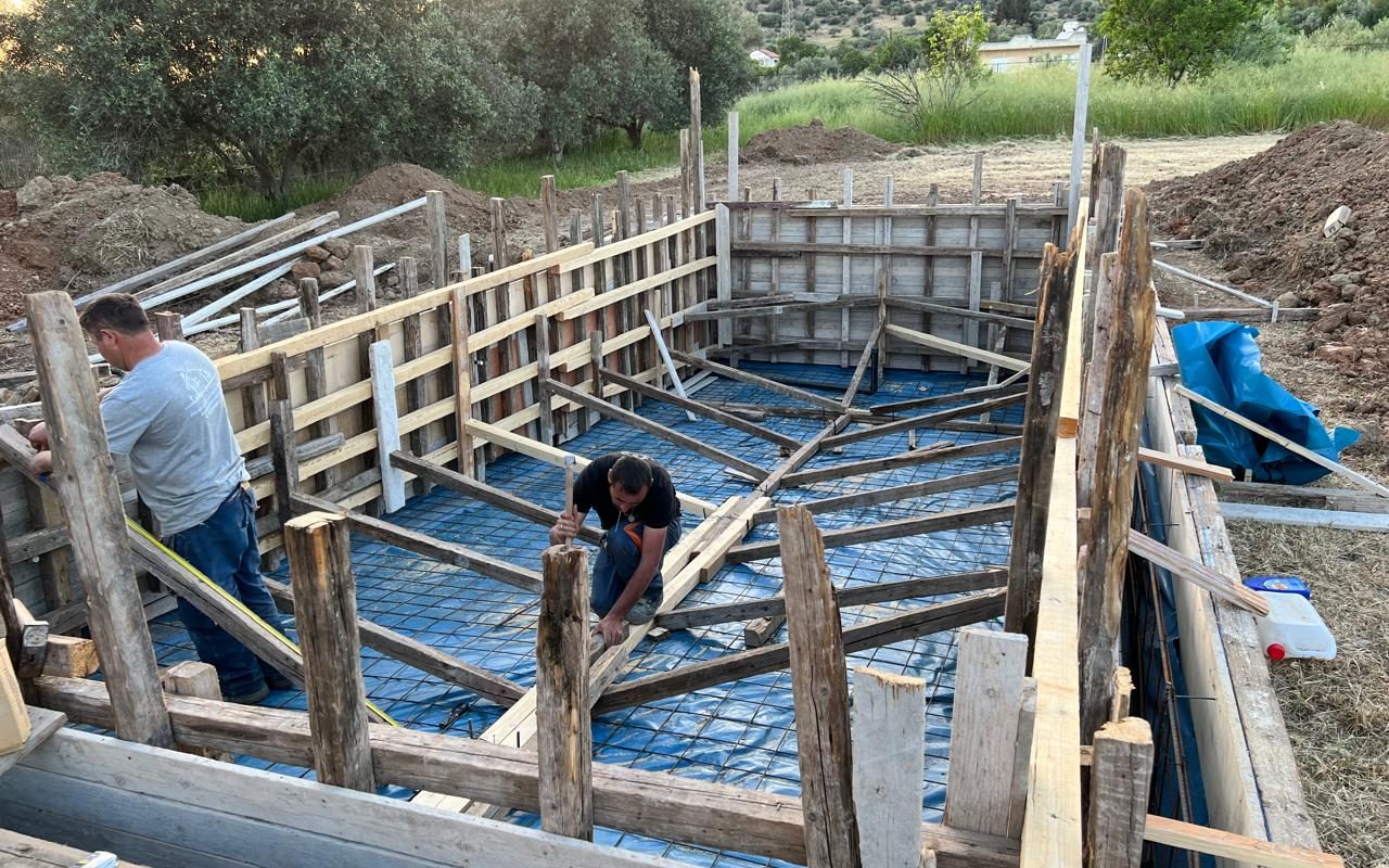 ΠΙΣΙΝΑ ΜΕ ΠΕΤΡΑ ΚΑΡΥΣΤΟΥ