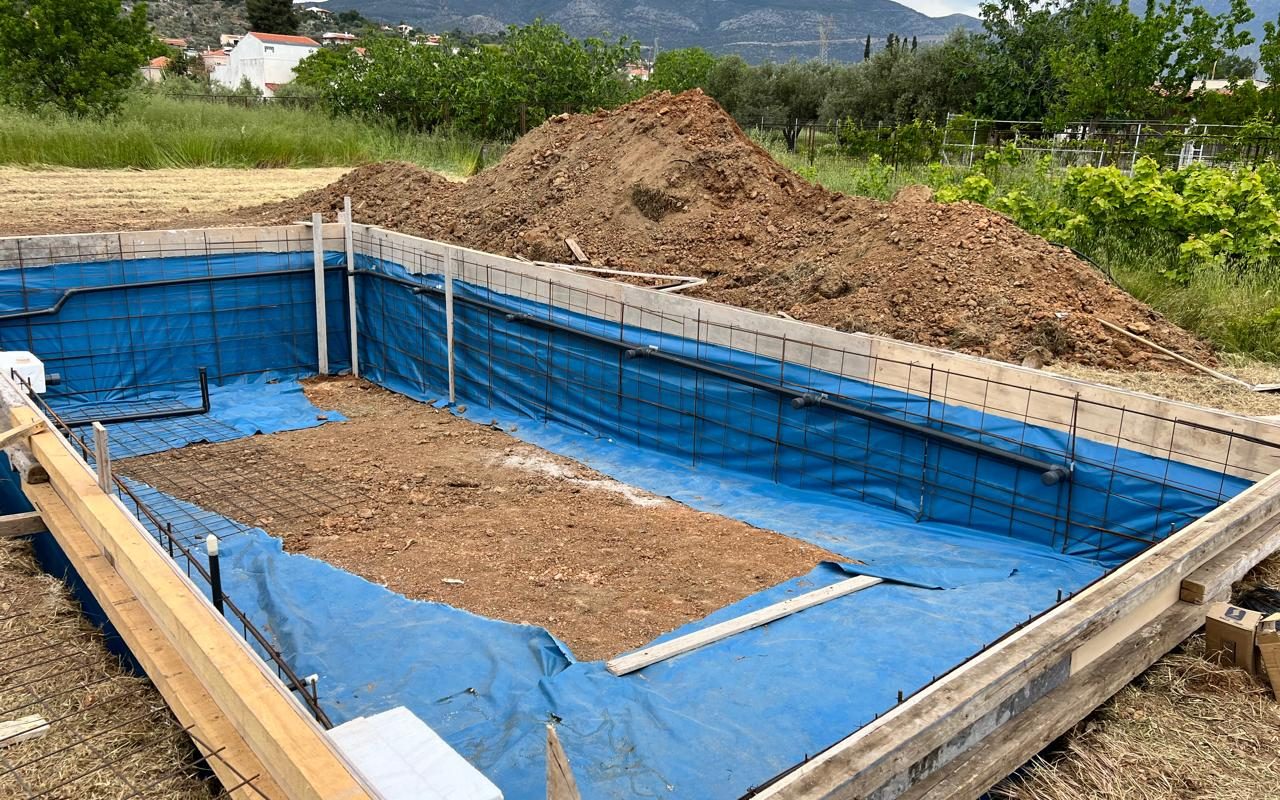 ΠΙΣΙΝΑ ΜΕ ΠΕΤΡΑ ΚΑΡΥΣΤΟΥ